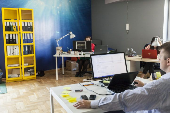 Biuro agencji SEO z żółtą witryną na dokumenty