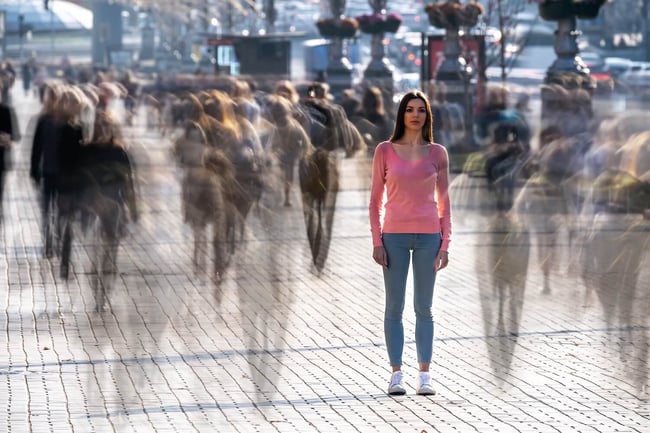 the-young-woman-stands-in-the-middle-of-crowded-st-2024-11-25-23-52-12-utc