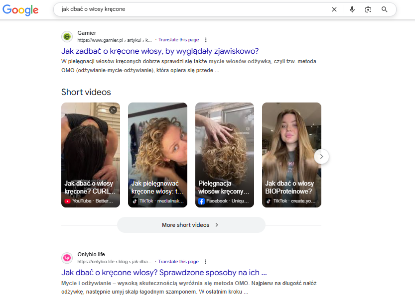 włosy kręcone social media w google